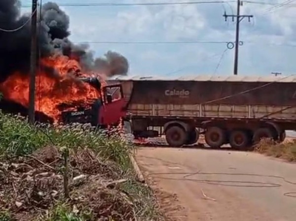 Carreta pega fogo ap�s colis�o com poste e mobiliza bombeiros em Alta Floresta