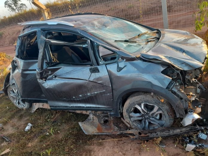 Ve�culo capota em vicinal de Alta Floresta e motorista � socorrido com ferimento no rosto