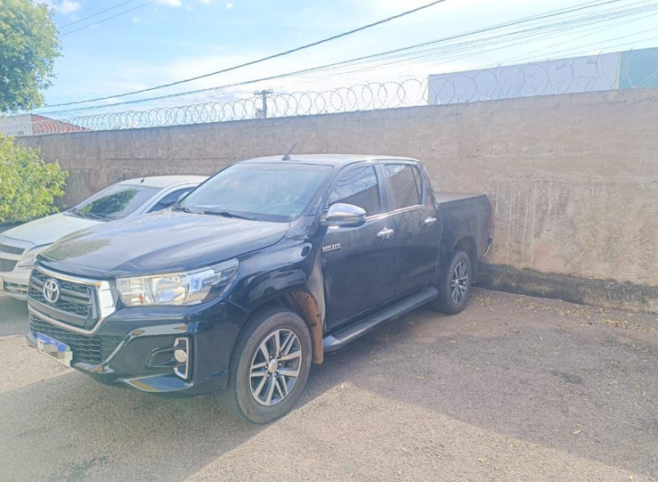 PM e PRF apreendem caminhonete com placas adulteradas e prendem homem em Rondon�polis