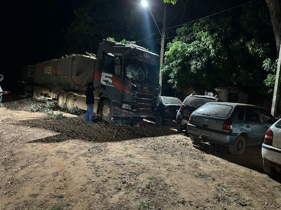 Caminh�o desgovernado atinge 16 ve�culos ap�s motorista sofrer mal s�bito e morrer