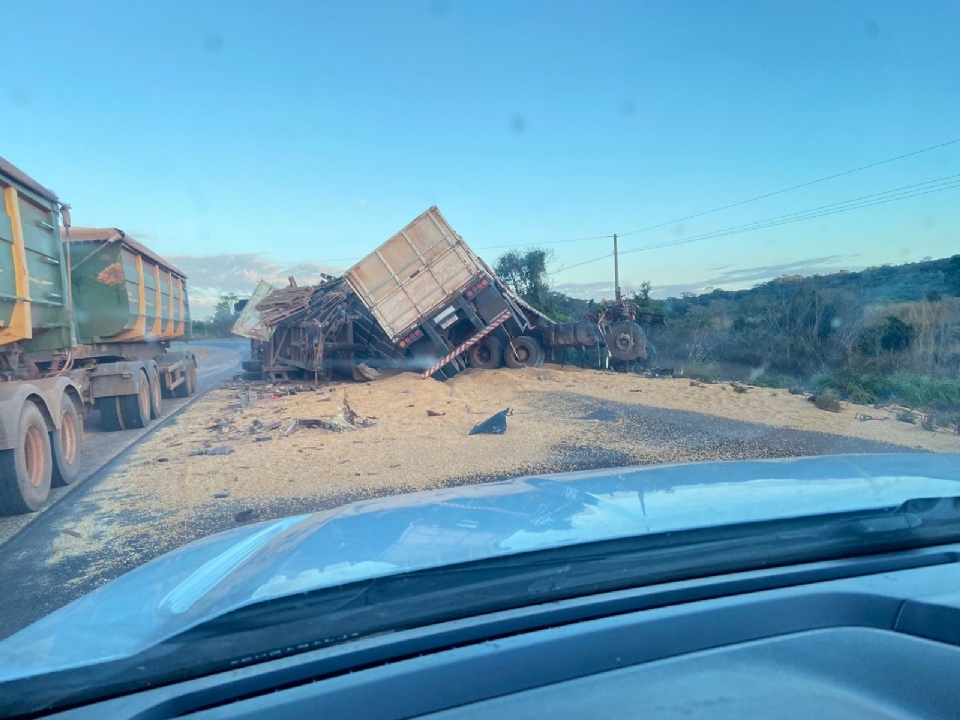 Motorista morre em coliso entre carretas na BR-158 em Confresa