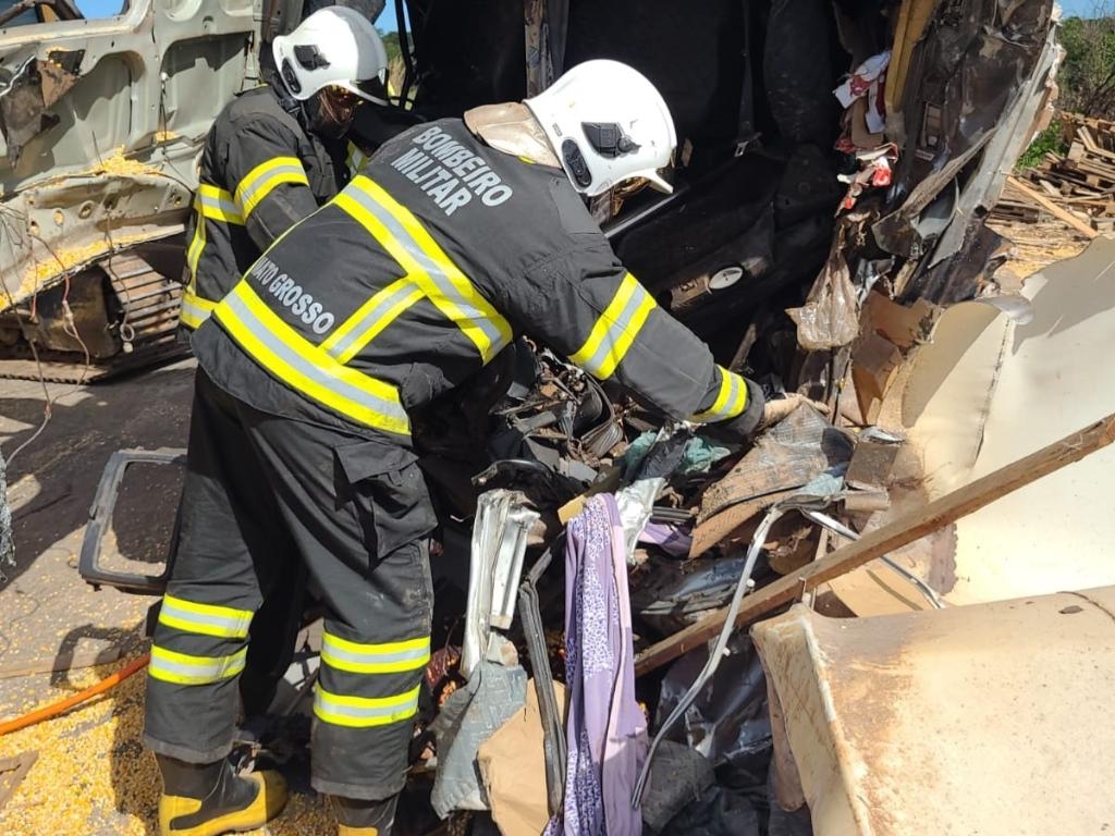 Bombeiros realizam resgate aps coliso entre veculos de transporte de carga na BR-158