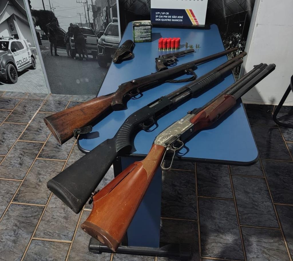 Pol�cia Militar apreende armas de fogo, muni��es e prende mulher por porte ilegal