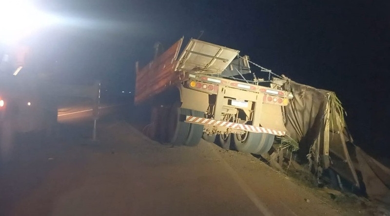 Caminho tomba ao evitar acidente e causa lentido em trecho de Rondonpolis