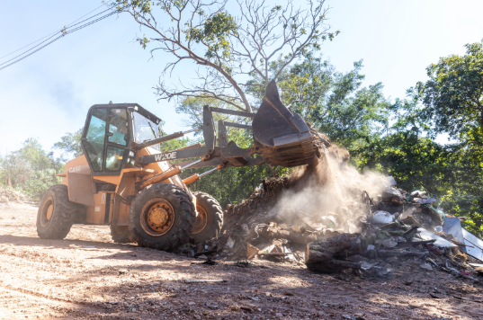 Mais de 100 toneladas de lixo s�o retiradas de bols�o no Morada do Ouro II em Cuiab�