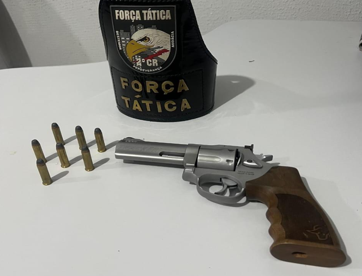 For�a T�tica prende homem por amea�a e apreende arma de fogo em Pocon�