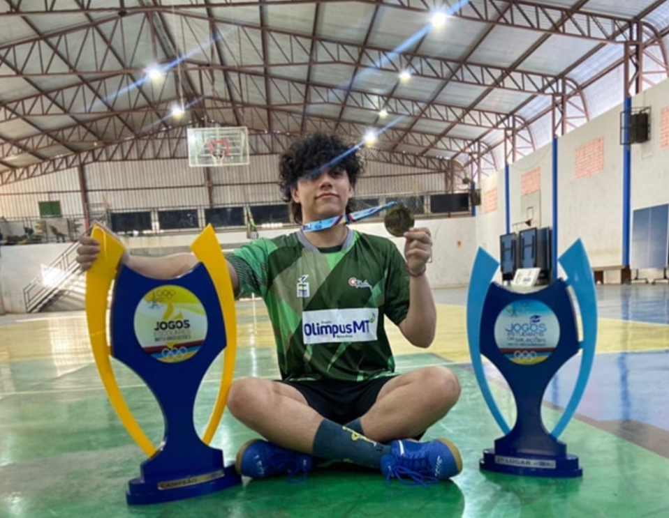 CAMPE�O | ESTUDANTE DA ESCOLA PINDORAMA DE RONDON�POLIS VENCE ESTADUAL DE T�NIS DE MESA
