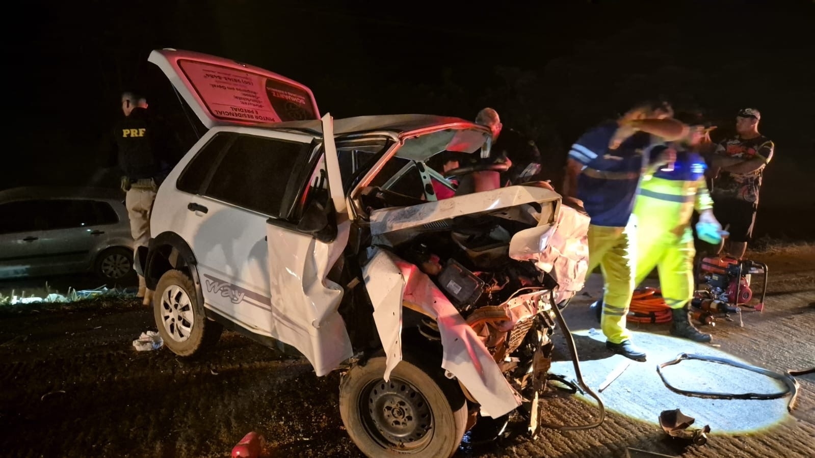 Coliso frontal entre carros deixa trs feridos na BR-163, em Sinop