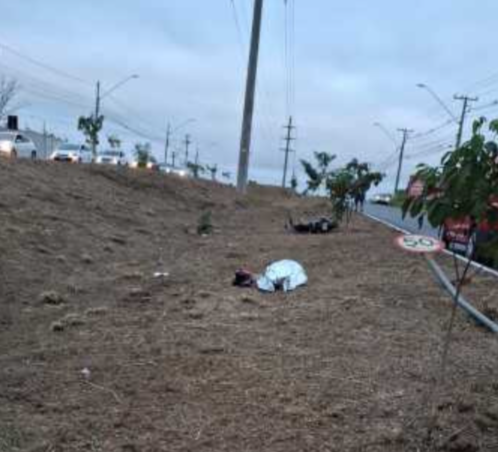 Motociclista morre aps perder controle e bater em placa na Avenida das Torres, em Cuiab