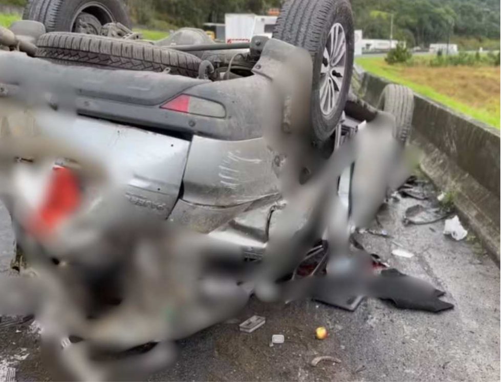 DUNGA E ESPOSA SOFREM ACIDENTE E FICAM FERIDOS AP�S CAPOTAMENTO DE CARRO NO PARAN�