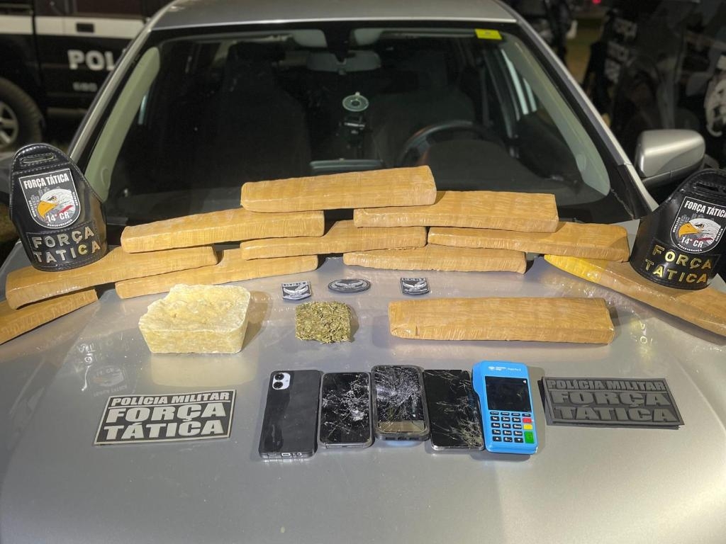 For�a T�tica apreende 12 tabletes de drogas e conduz tr�s pessoas