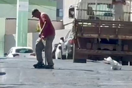 Homem usa p� pra compactar asfalto e vereador far� den�ncia