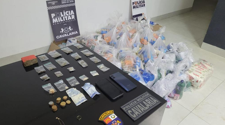 PM prende tr�s faccionados e apreende por��es de drogas e 31 cestas b�sicas