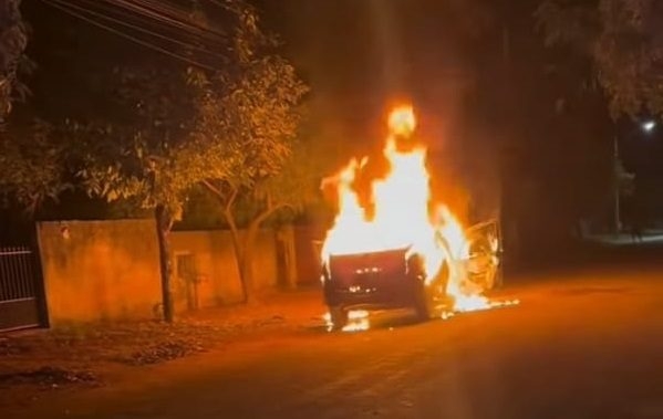 Carro pega fogo em bairro de Alta Floresta durante a madrugada
