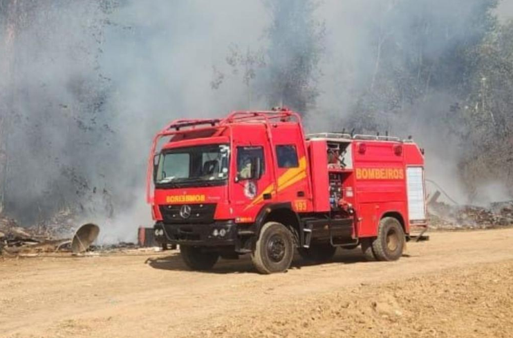 Bombeiros combatem inc�ndio em vegeta��o pr�ximo a lavoura de milho em Sinop