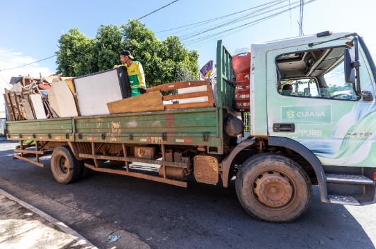 Prefeitura realiza fora-tarefa do Cata-treco em 15 bairros de Cuiab nesta semana