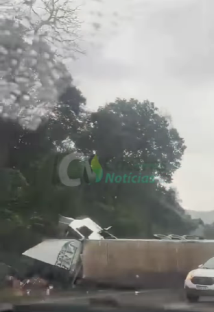 Chuva e pista escorregadia provocam tombamento de carreta na BR-070