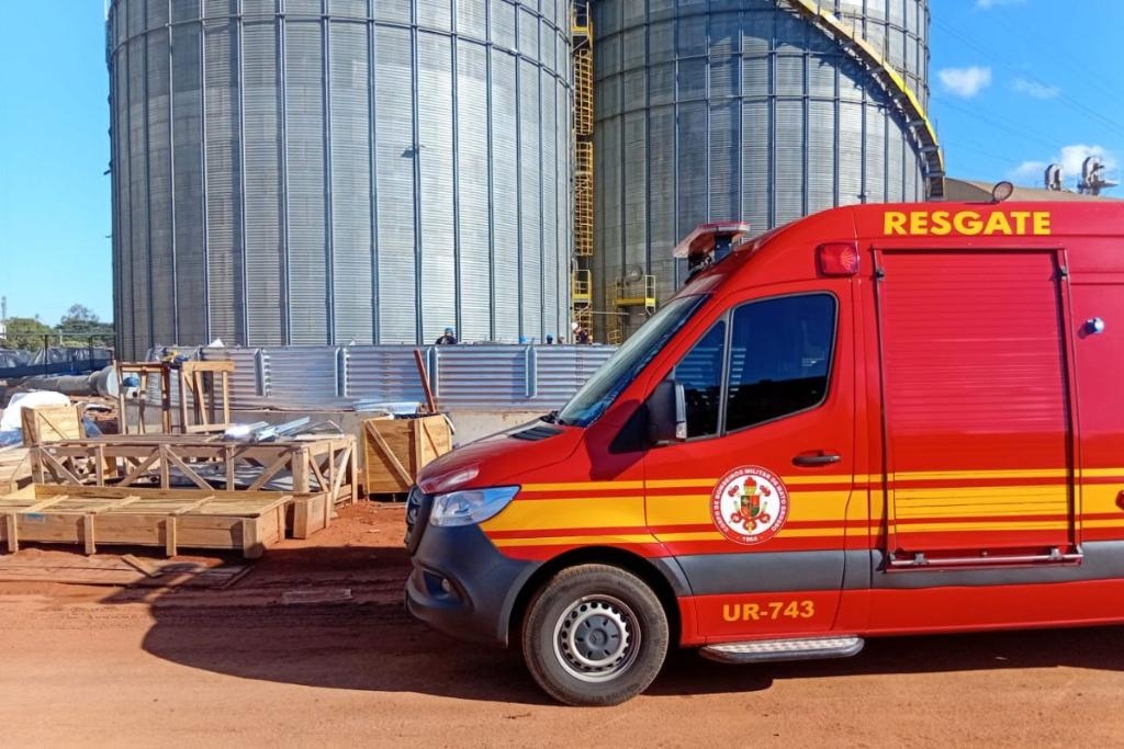 Bombeiros atendem v�timas de queda de n�vel elevado