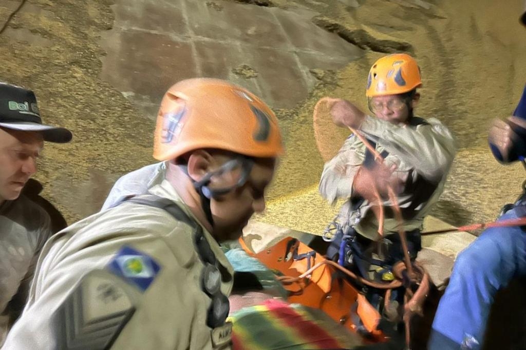 Bombeiros resgatam trabalhador soterrado por gr�os de soja em armaz�m