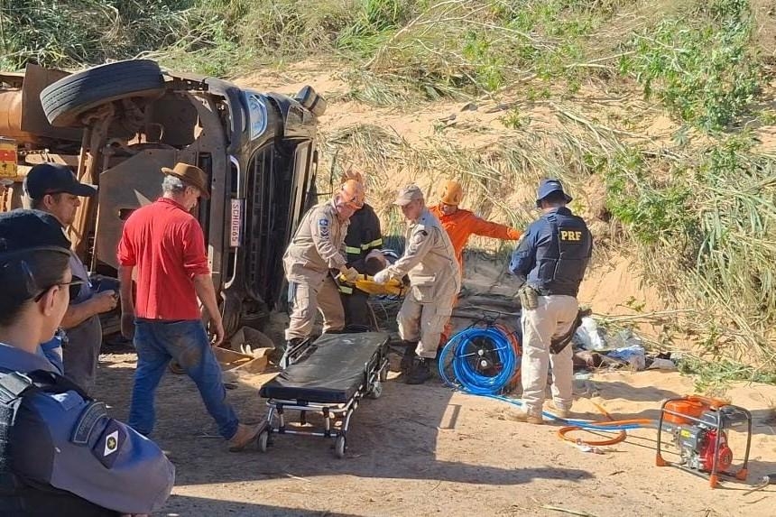 Tombamento de carreta na �Curva do S� deixa motorista ferido e encarcerado