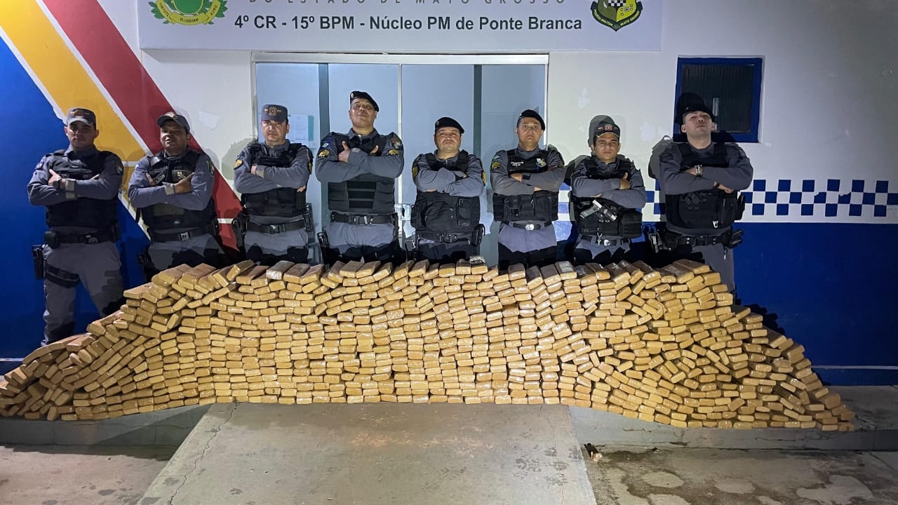 Pol�cia Militar apreende mais de 800 kg de maconha ap�s acidente na MT-100