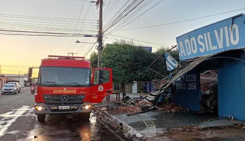 Inc�ndio de grande porte destr�i loja de eletr�nicos em �gua Boa