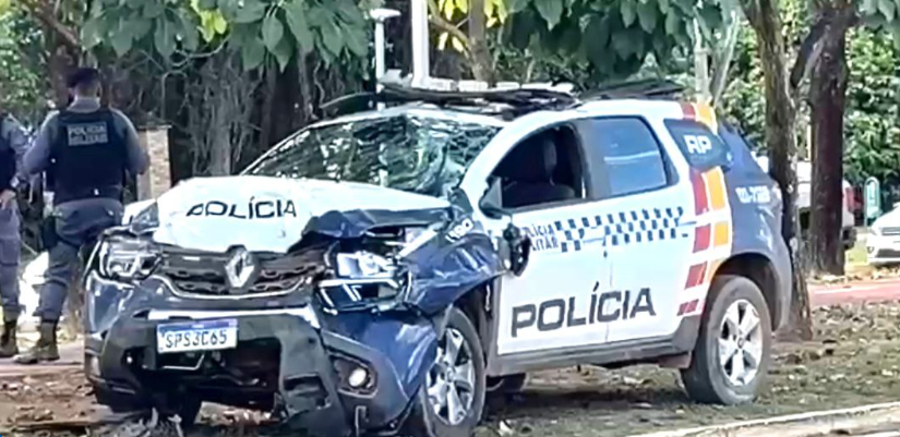 Viatura da PM capota ap�s colis�o com carro em cruzamento de Sinop