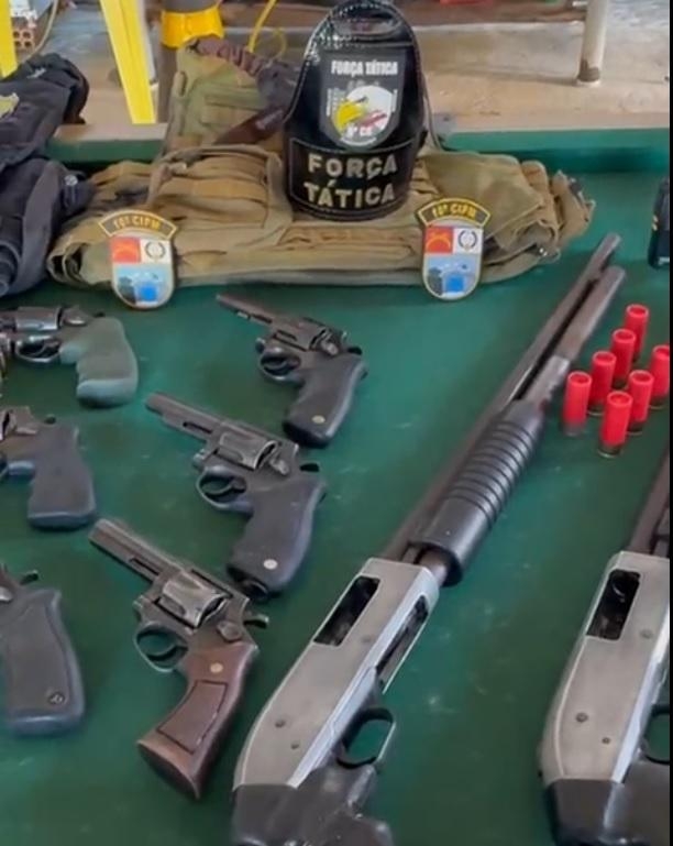 Pol�cia Militar prende cinco homens por roubo e invas�o � propriedade rural