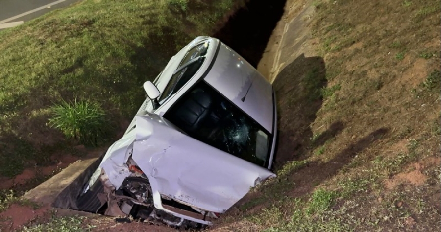 Carro colide em caminhonete e sai da pista em Sorriso