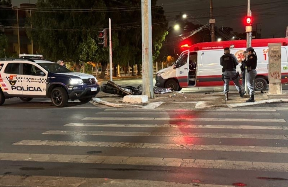 Motociclista morre ao colidir com poste na avenida Fernando Corra, em Cuiab