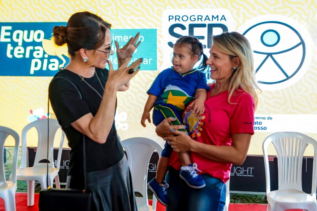 Primeira-dama, Setasc e Sefaz entregam cheque do Nota MT para Apae de Sorriso nesta ter�a-feira (1�)