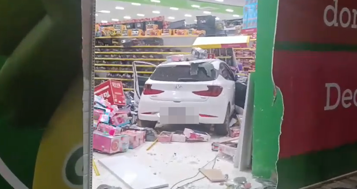 Mulher perde o controle do carro e destr�i fachada de loja em Rondon�polis