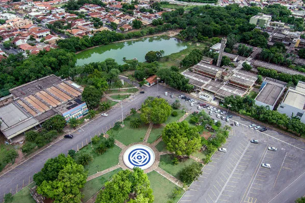 Estudante da UFMT � amea�ado por colega no estacionamento do campus