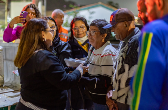 Prefeitura distribui cobertores e marmitas durante frente fria em Cuiab�