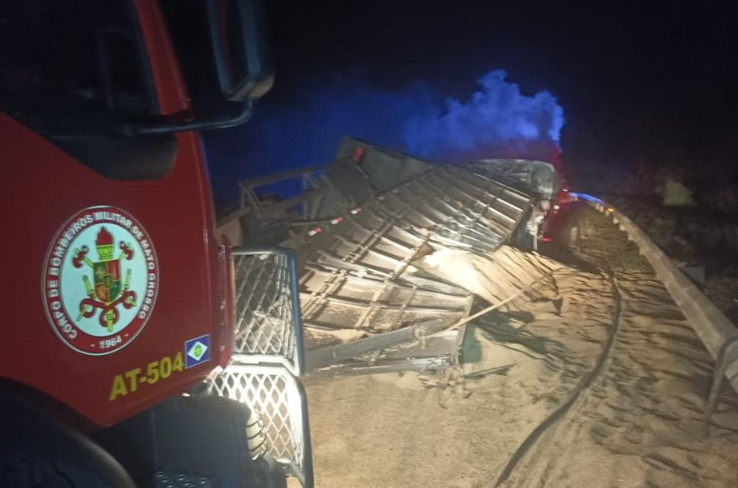 Motorista fica ferido ap�s carreta tombar na BR-070