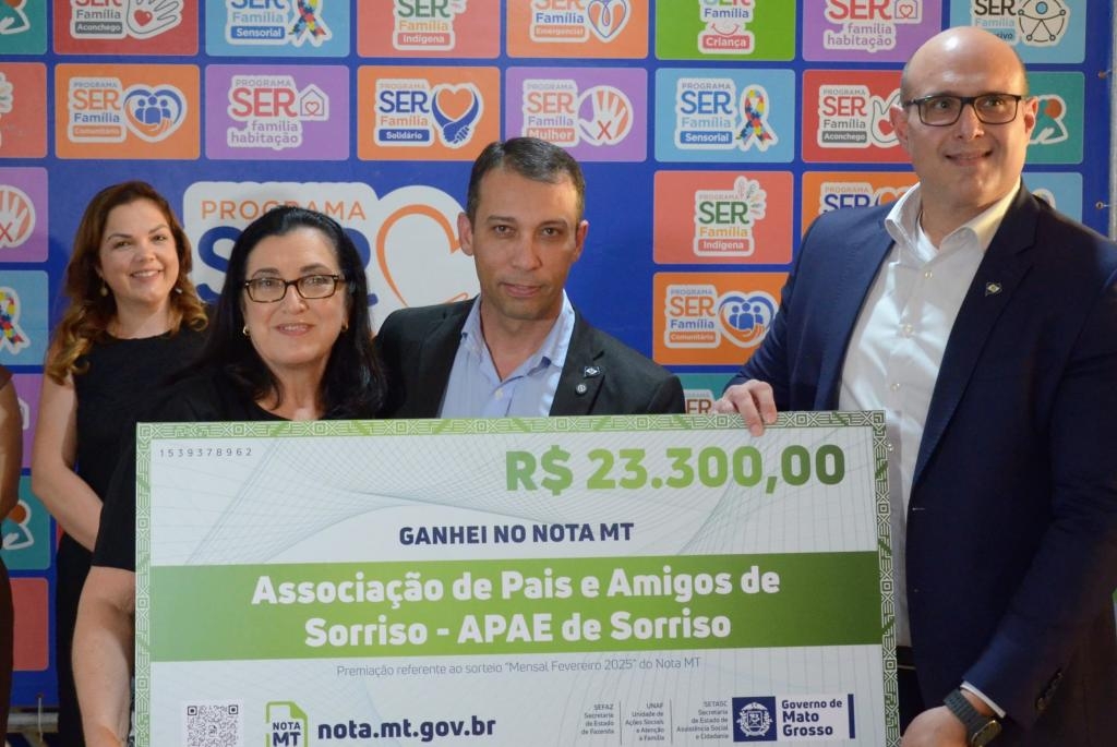 Governo de MT entrega cheque simb�lico de R$ 23,3 mil � Apae de Sorriso por meio do Programa Nota MT