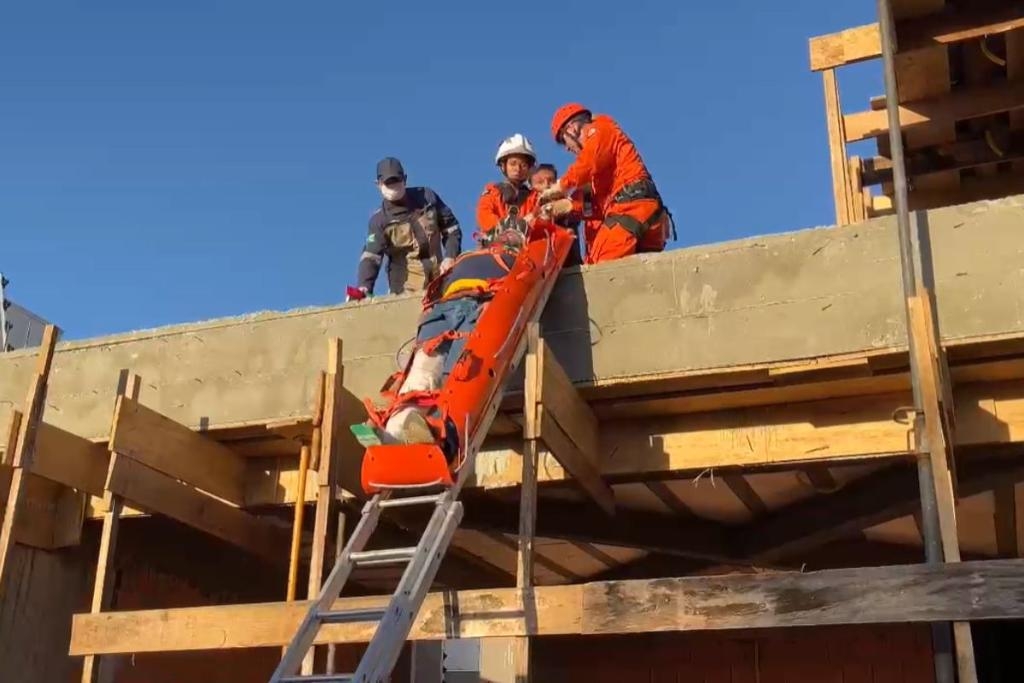 Corpo de Bombeiros resgata v�tima de queda de 3 metros usando escada prolong�vel