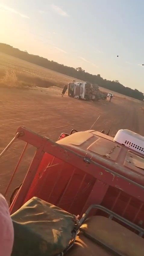 Trecho perigoso da MT-109 registra tombamento de carreta