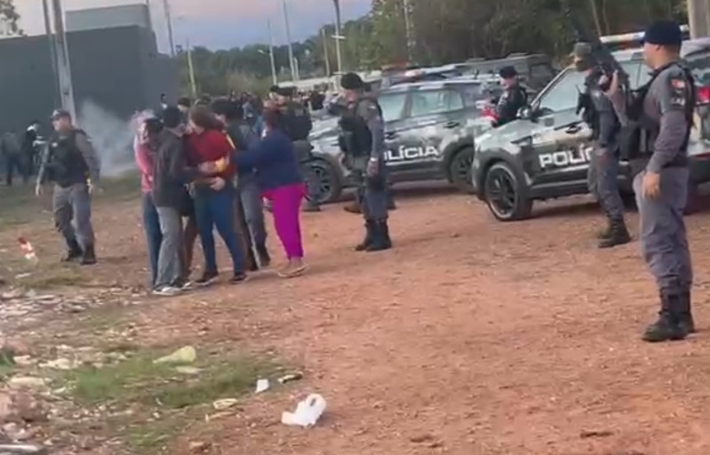 Suspeitos morrem ap�s confronto com a For�a T�tica no bairro Pedra 90, em Cuiab�