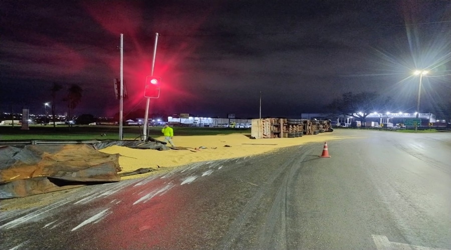 Carreta carregada com soja tomba ao desviar de carro em Rondonpolis  Subttulo: