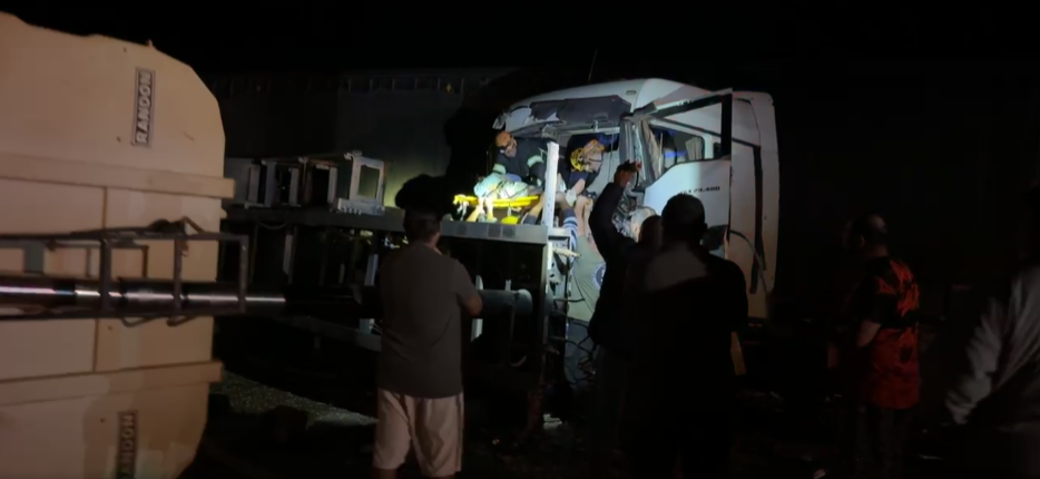 Acidente com trs carretas e motociclista deixa motorista preso s ferragens em Lucas do Rio Verde