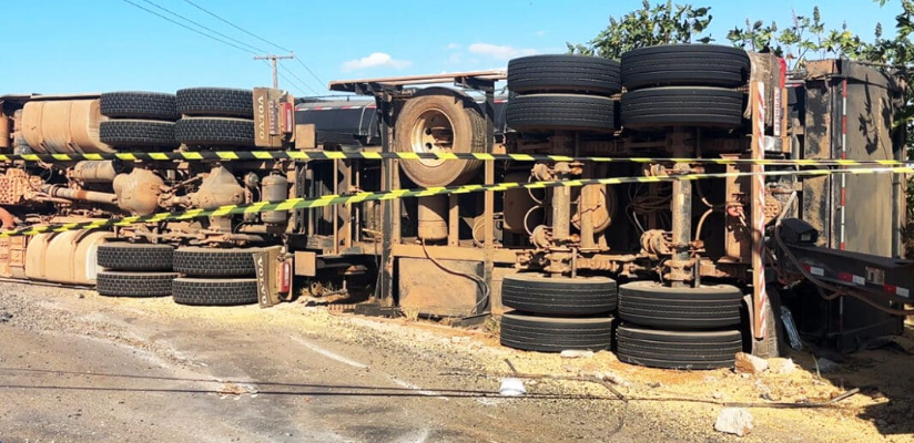 Carga de soja � espalhada ap�s tombamento de carreta em Sorriso