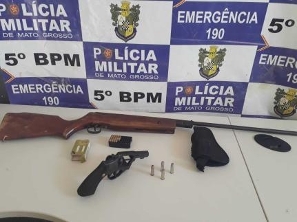 Casal � preso com armas de fogo e muni��es em resid�ncia