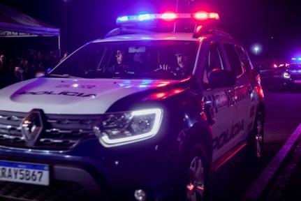 Homem ataca o vizinho com golpes de foice no interior