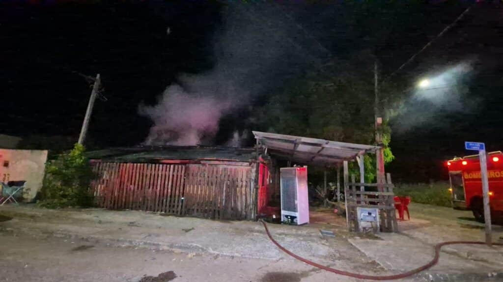 Homem incendeia casa da ex-companheira ap�s agress�o em Sinop