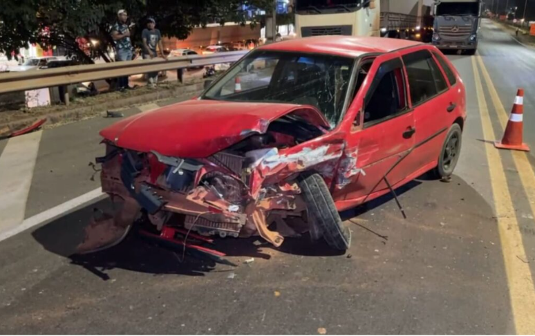 Acidente no viaduto de Sinop deixa dois feridos e motorista embriagado detido
