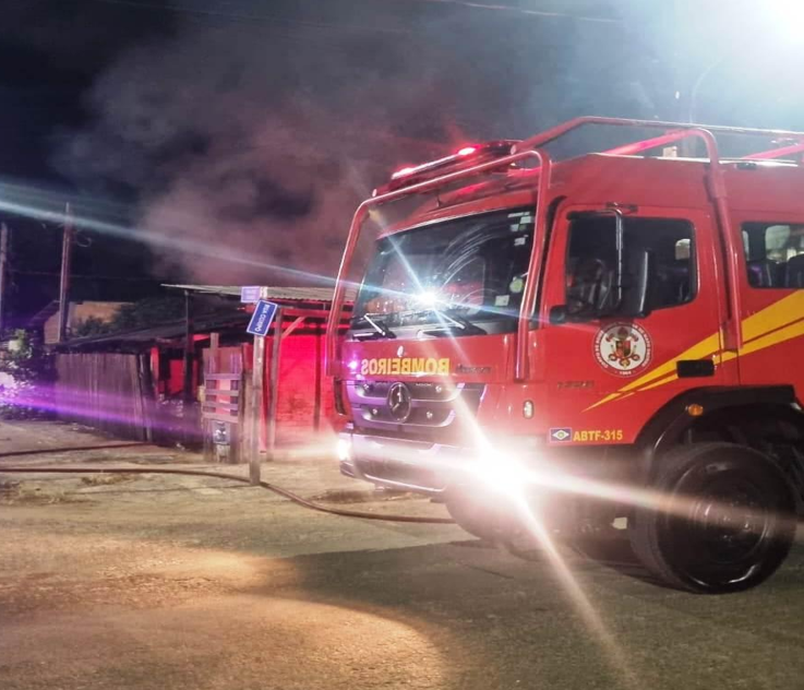 Corpo de Bombeiros combate inc�ndio em resid�ncia de Sinop durante a madrugada