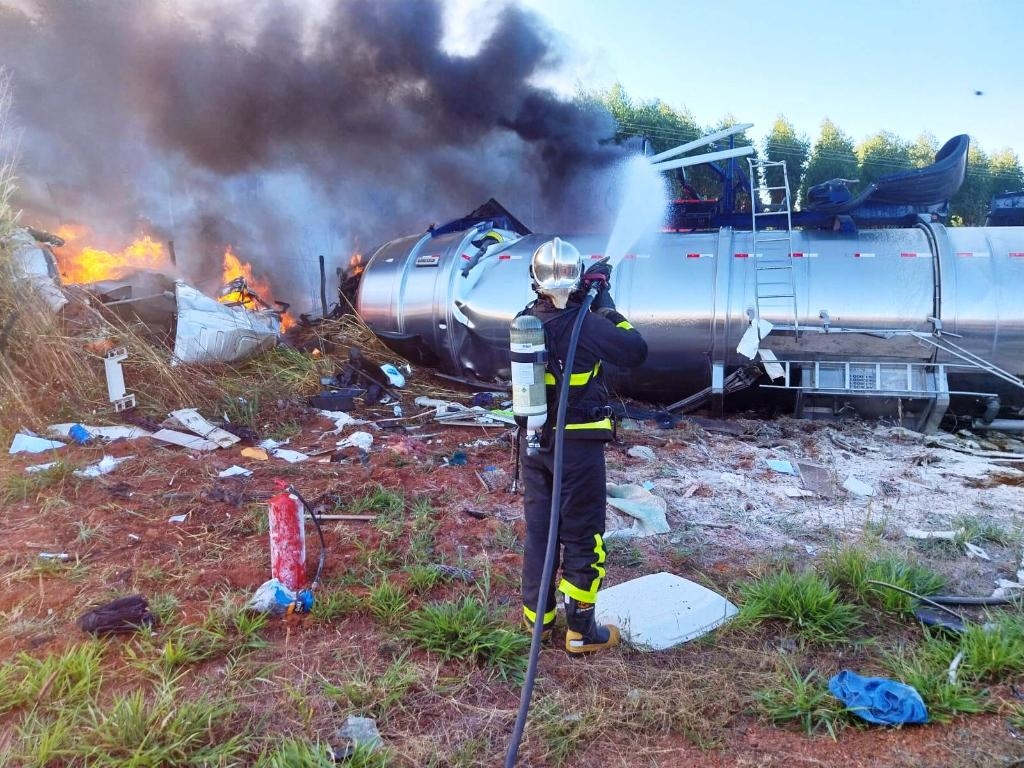Corpo de Bombeiros combate inc�ndio ap�s colis�o entre carretas na MT-100