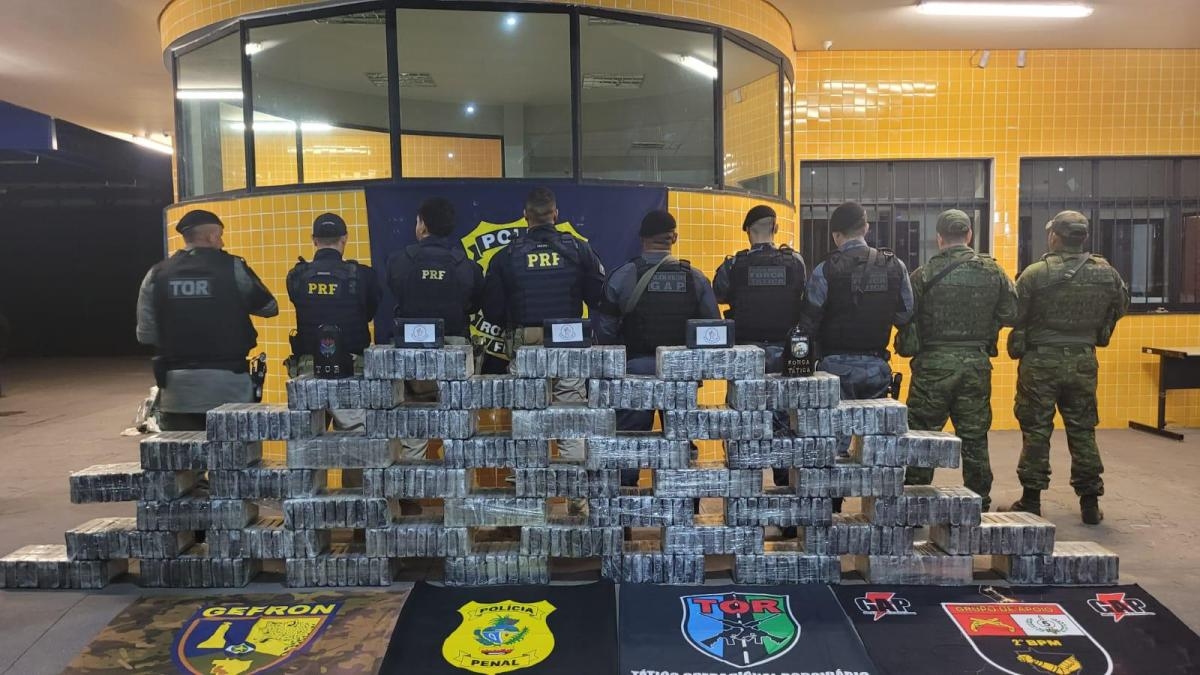 Avi�o com droga vinda da Bol�via leva � apreens�o de meia tonelada de coca�na em General Carneiro