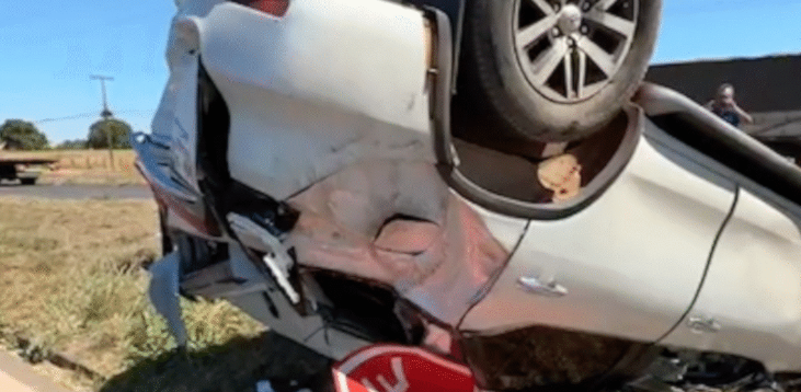 Colis�o entre caminhonete e carreta provoca capotamento na BR-163, em Sinop